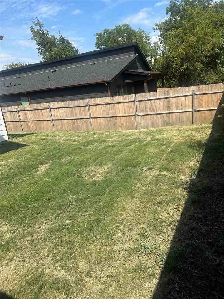 2095 Bourland St #B - Photo 4 of 10