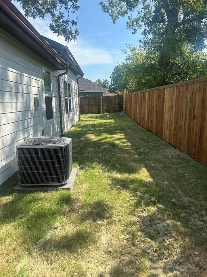 2095 Bourland St #B - Photo 5 of 10