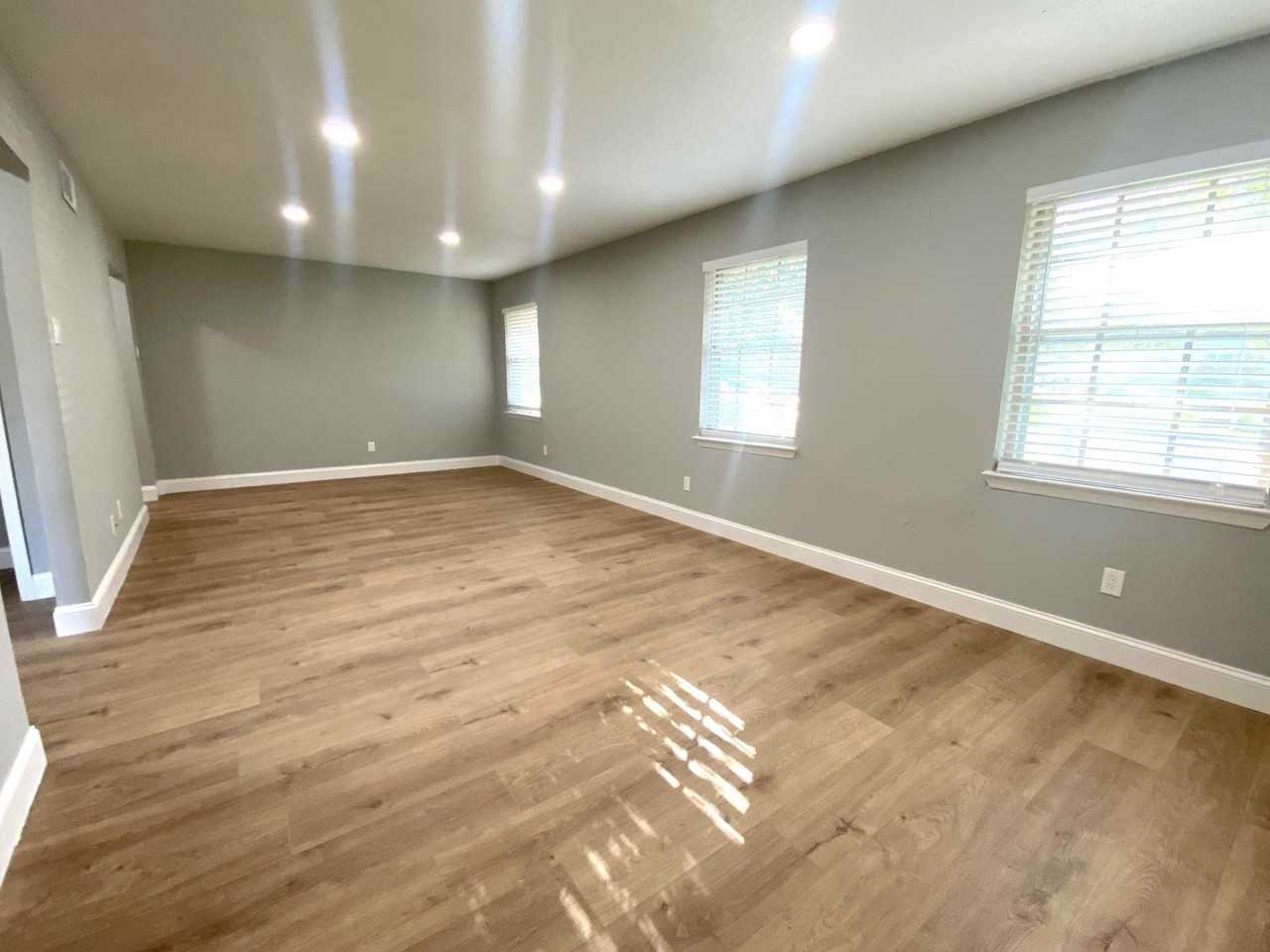 7404 Walling Ln - Photo 6 of 20