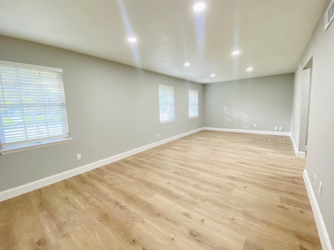 7404 Walling Ln - Photo 7 of 20