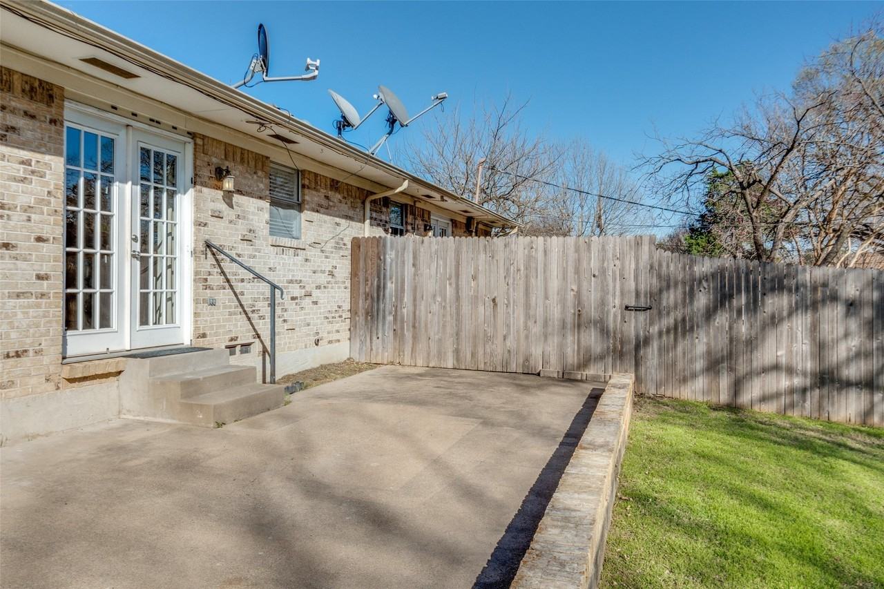 8229 Lullwater Dr - Photo 3 of 25