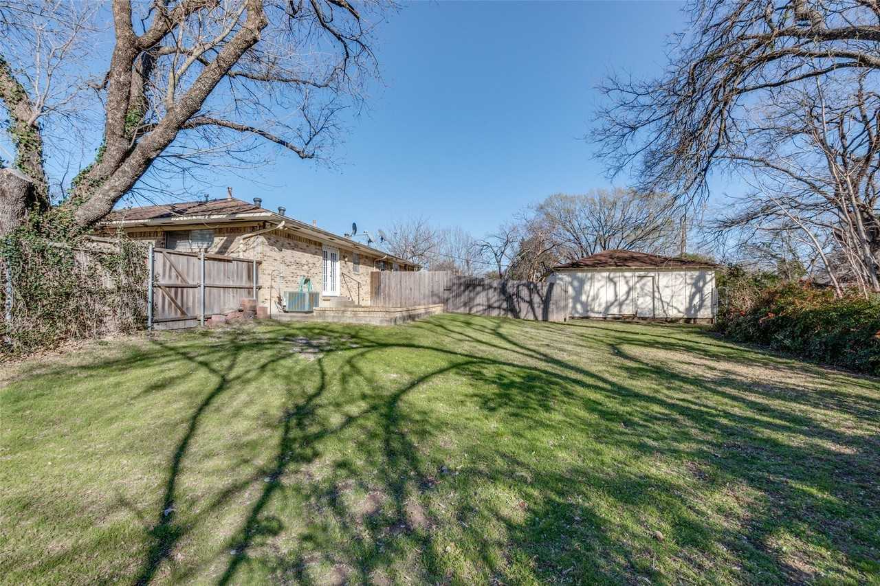 8229 Lullwater Dr - Photo 4 of 25