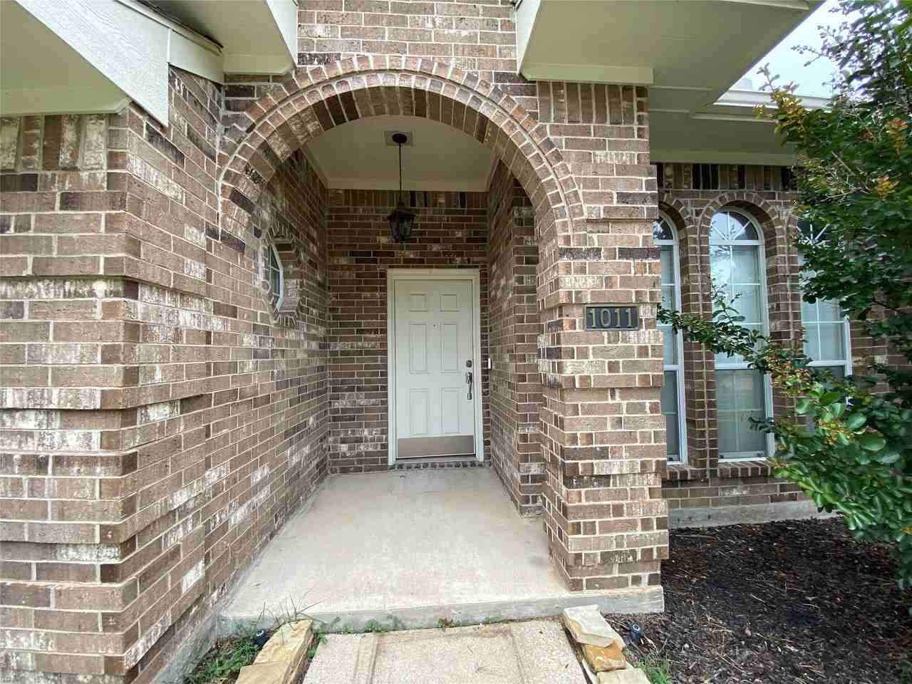 1011 Michelson Ln - Photo 3 of 17