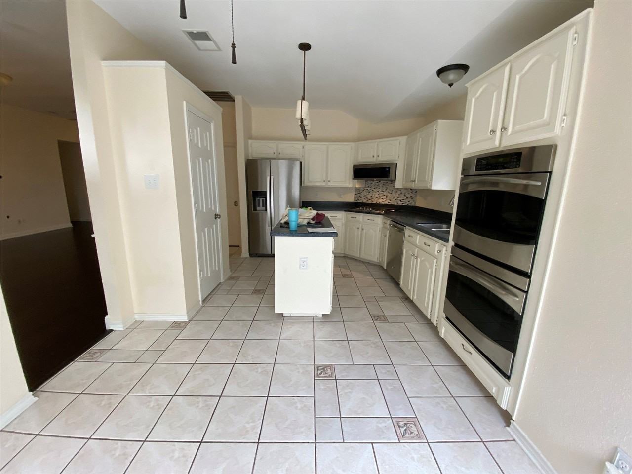 1011 Michelson Ln - Photo 5 of 17