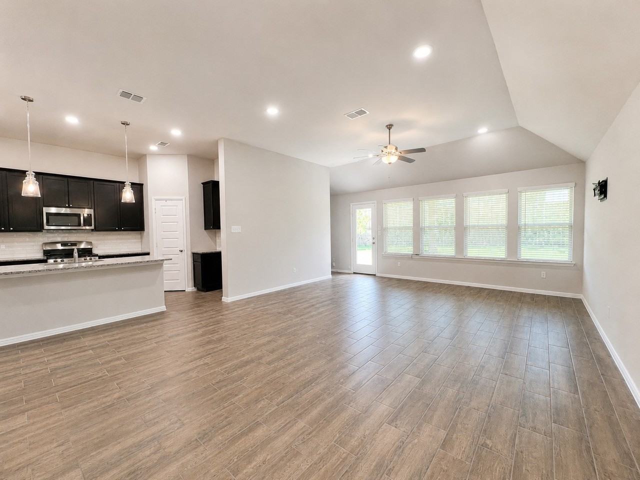 3720 Yarrow Dr - Photo 4 of 31