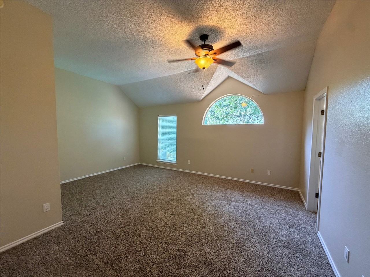 2417 Warwick Ave - Photo 5 of 22