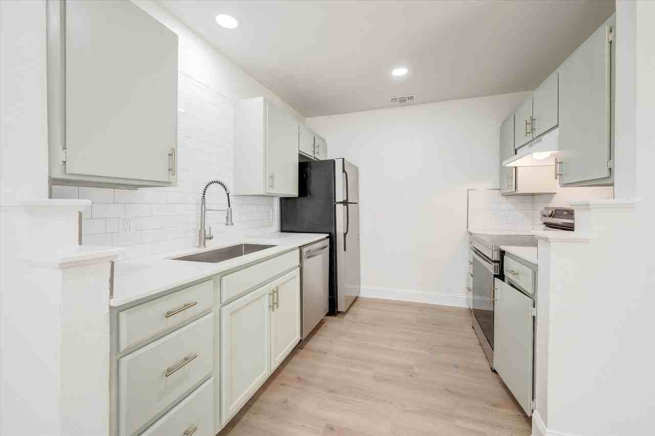 805 W Chambers St #C - Photo 2 of 13