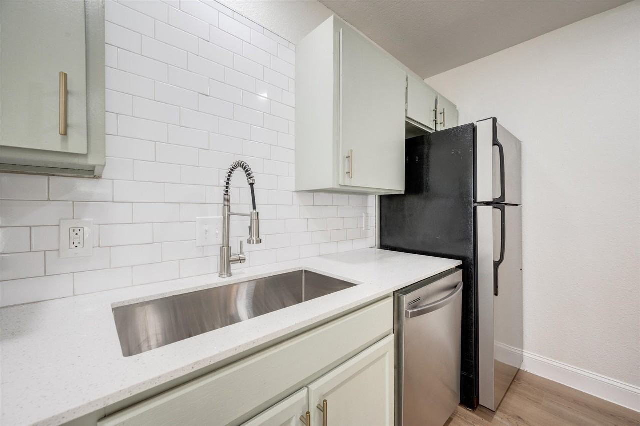 805 W Chambers St #C - Photo 3 of 13