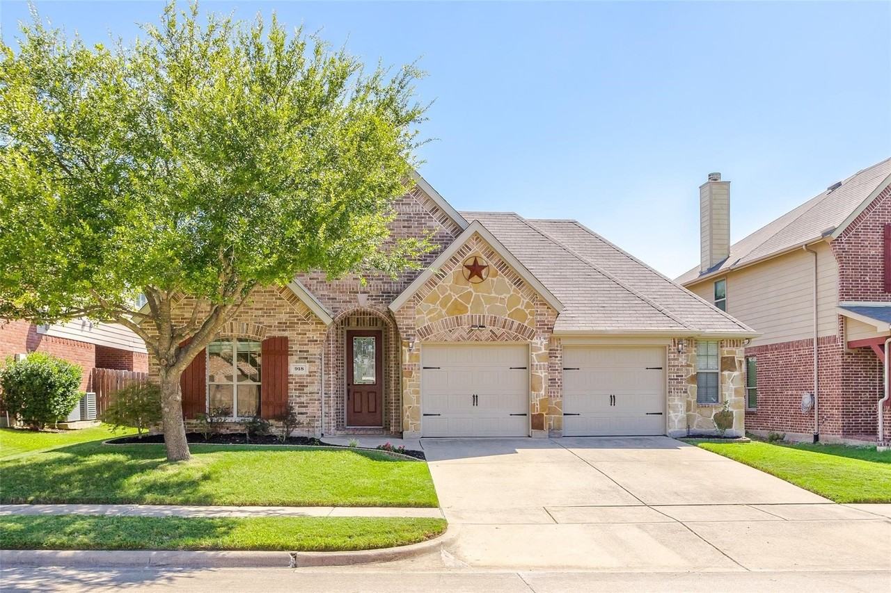 918 Mangrove Dr - Photo 2 of 27