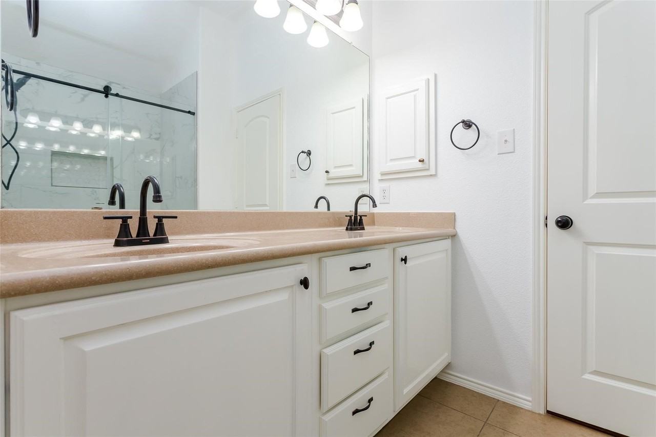 918 Mangrove Dr - Photo 4 of 27