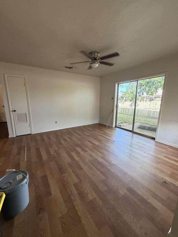 1824 San Antonio St #B - Photo 2 of 8