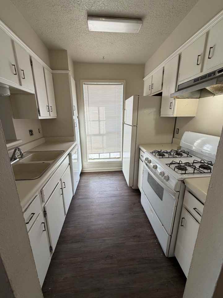 1824 San Antonio St #B - Photo 3 of 8