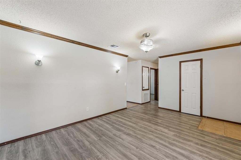 3401 E Noble Dr - Photo 4 of 32