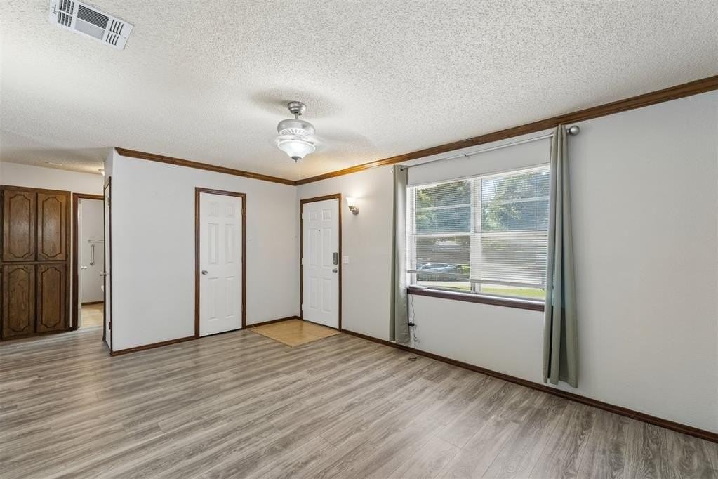 3401 E Noble Dr - Photo 5 of 32