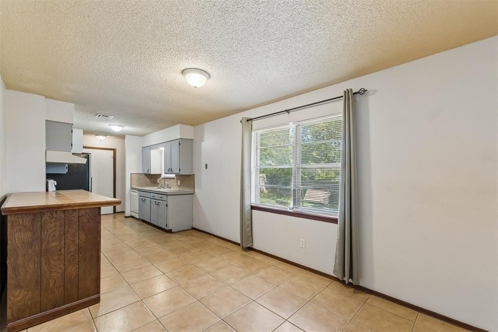 3401 E Noble Dr - Photo 6 of 32