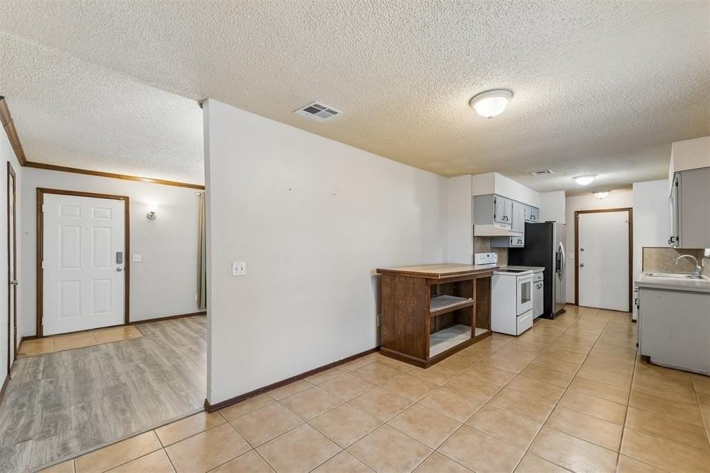 3401 E Noble Dr - Photo 7 of 32