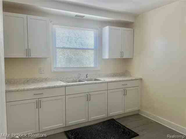 15518 Meyers Rd - Photo 5 of 29