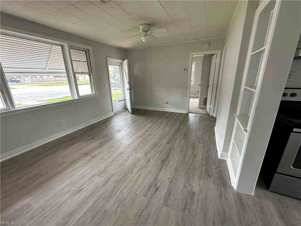 2416 Seaview Ave #B - Photo 3 of 10