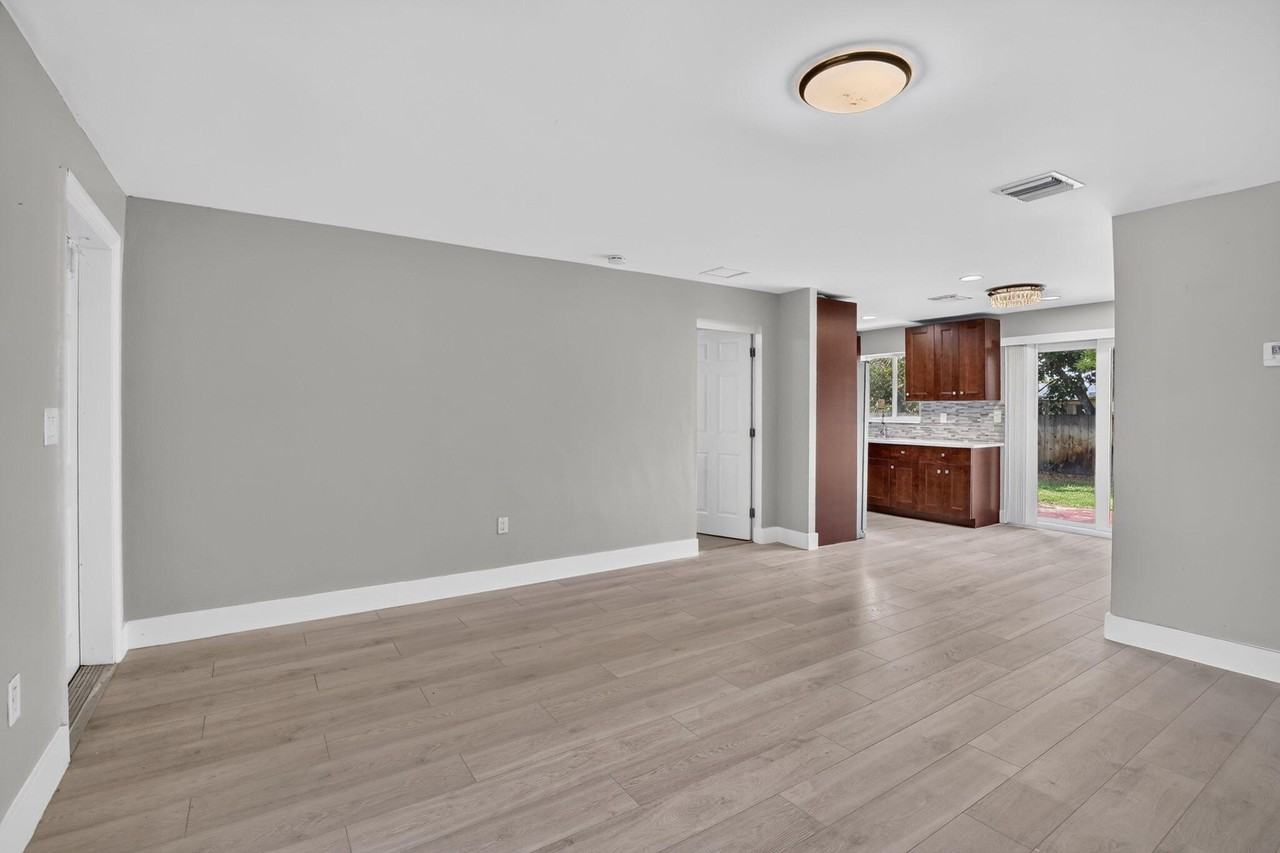 6281 Nw 14th Ct - Photo 5 of 27