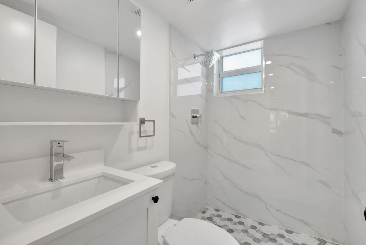 1260 Sw 4th St #3 - Photo 5 of 11