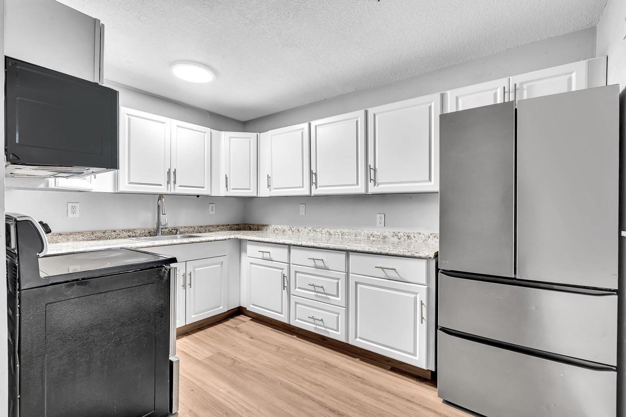 232 Se 9th Ave #2 - Photo 3 of 25