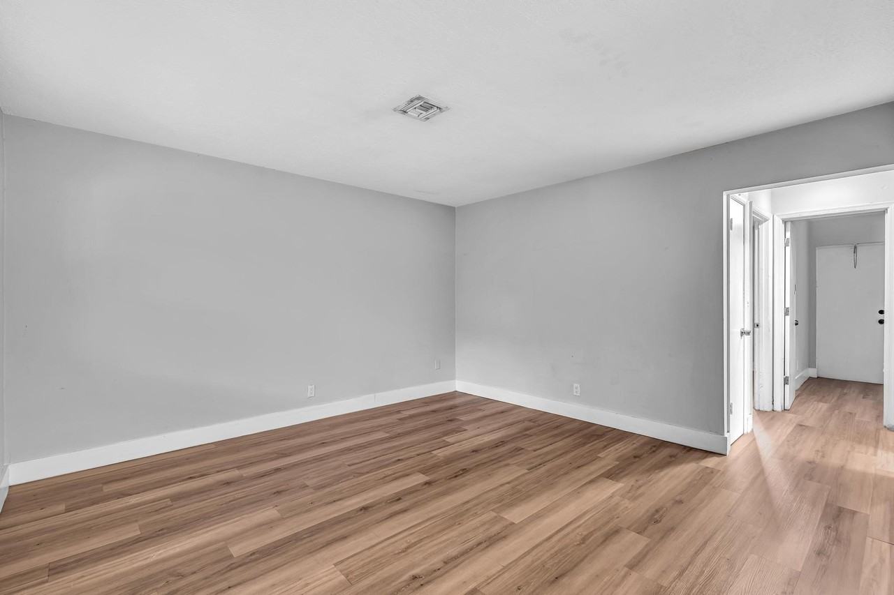 232 Se 9th Ave #2 - Photo 6 of 25