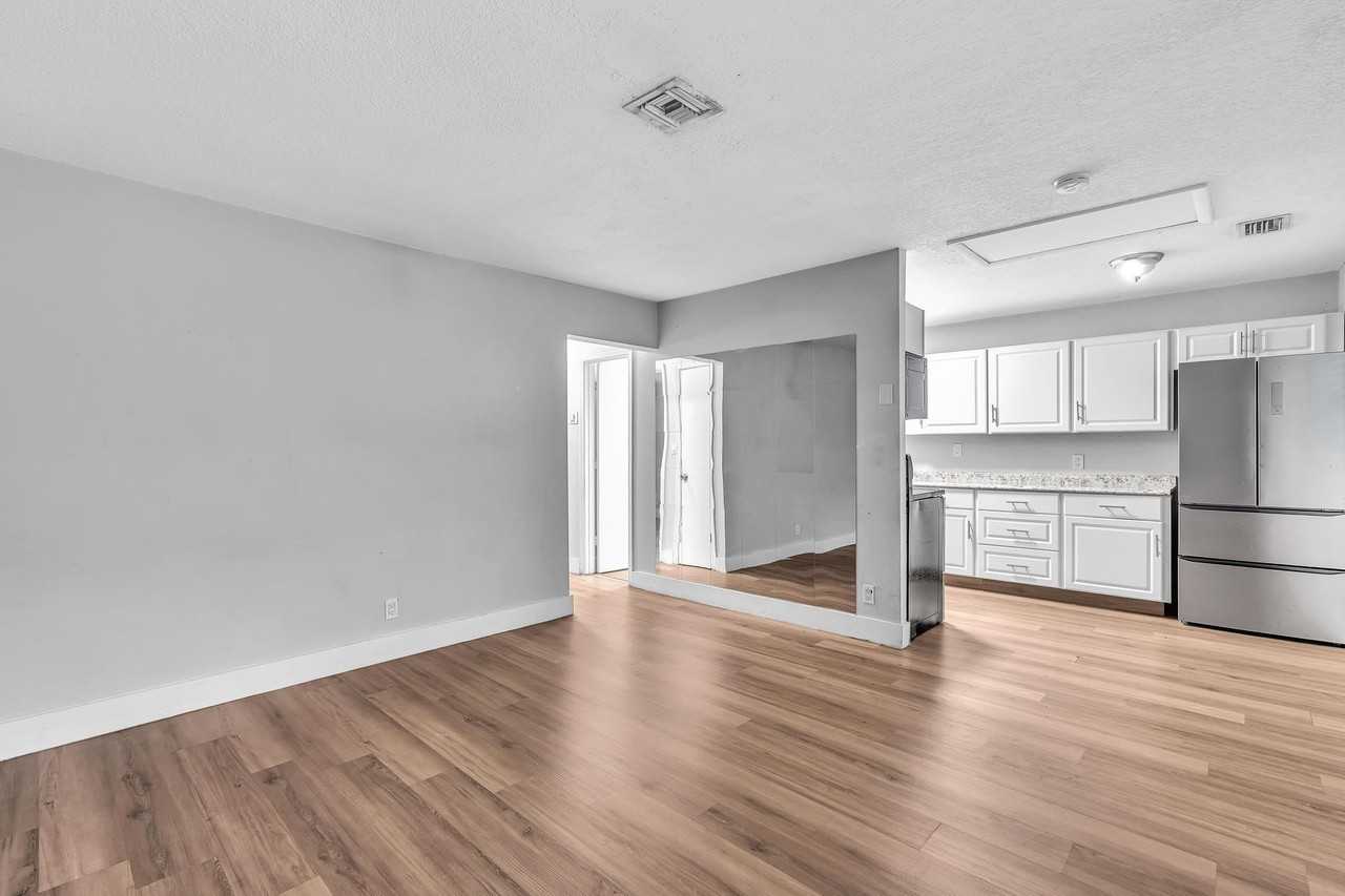 232 Se 9th Ave #2 - Photo 7 of 25