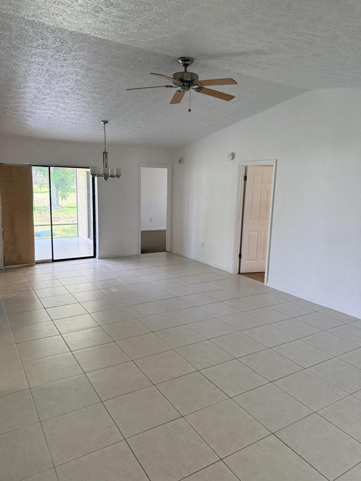 508 Nw Azalea Ave - Photo 2 of 12