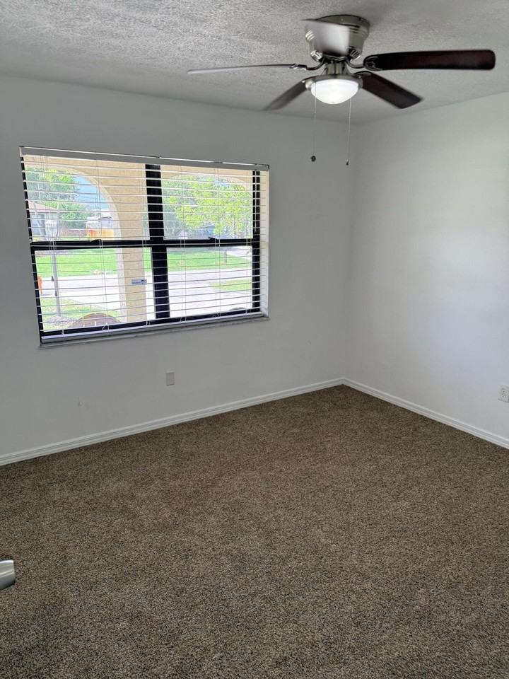 508 Nw Azalea Ave - Photo 3 of 12