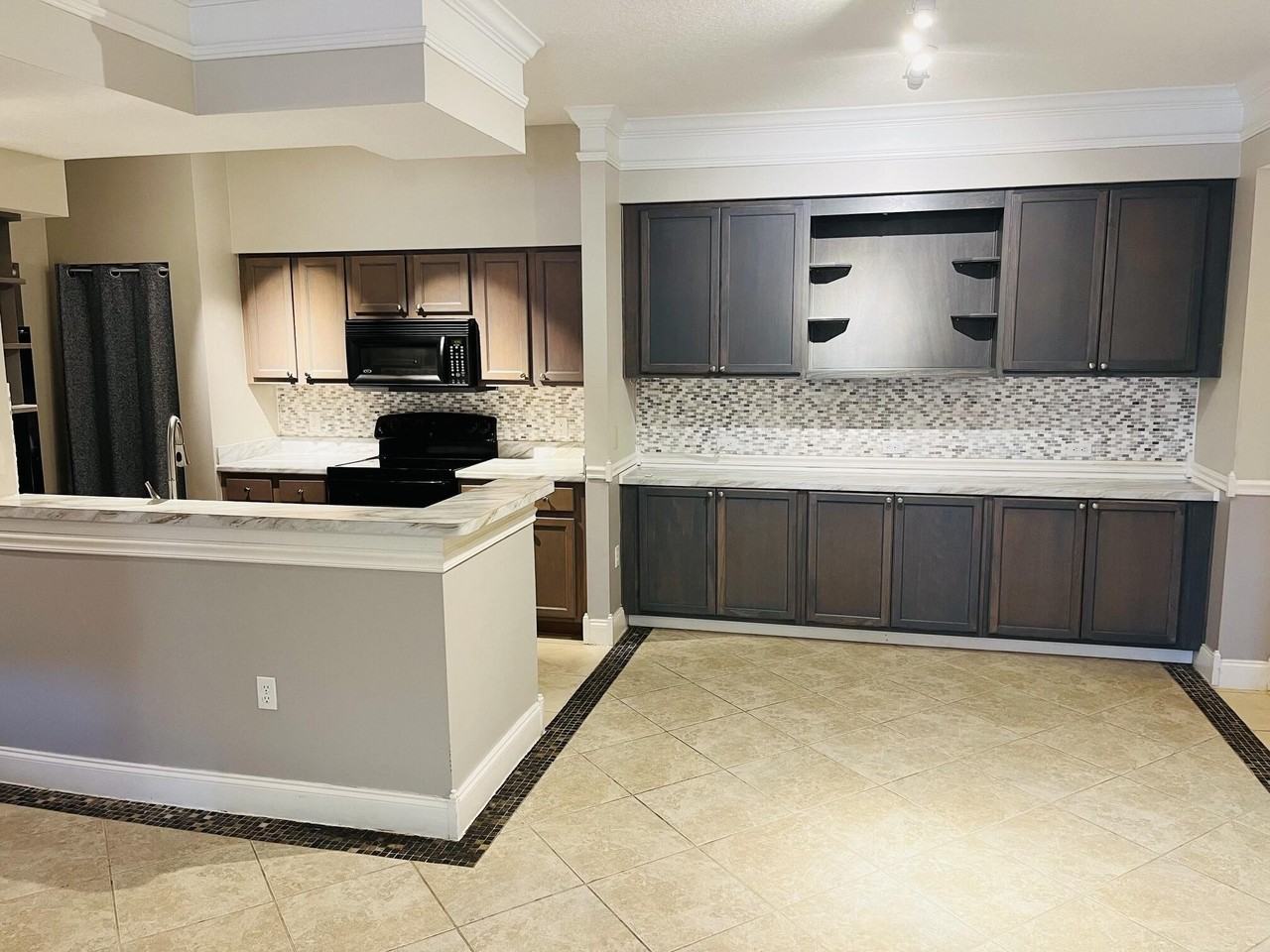 6101 Myrtlewood Cir W - Photo 2 of 11