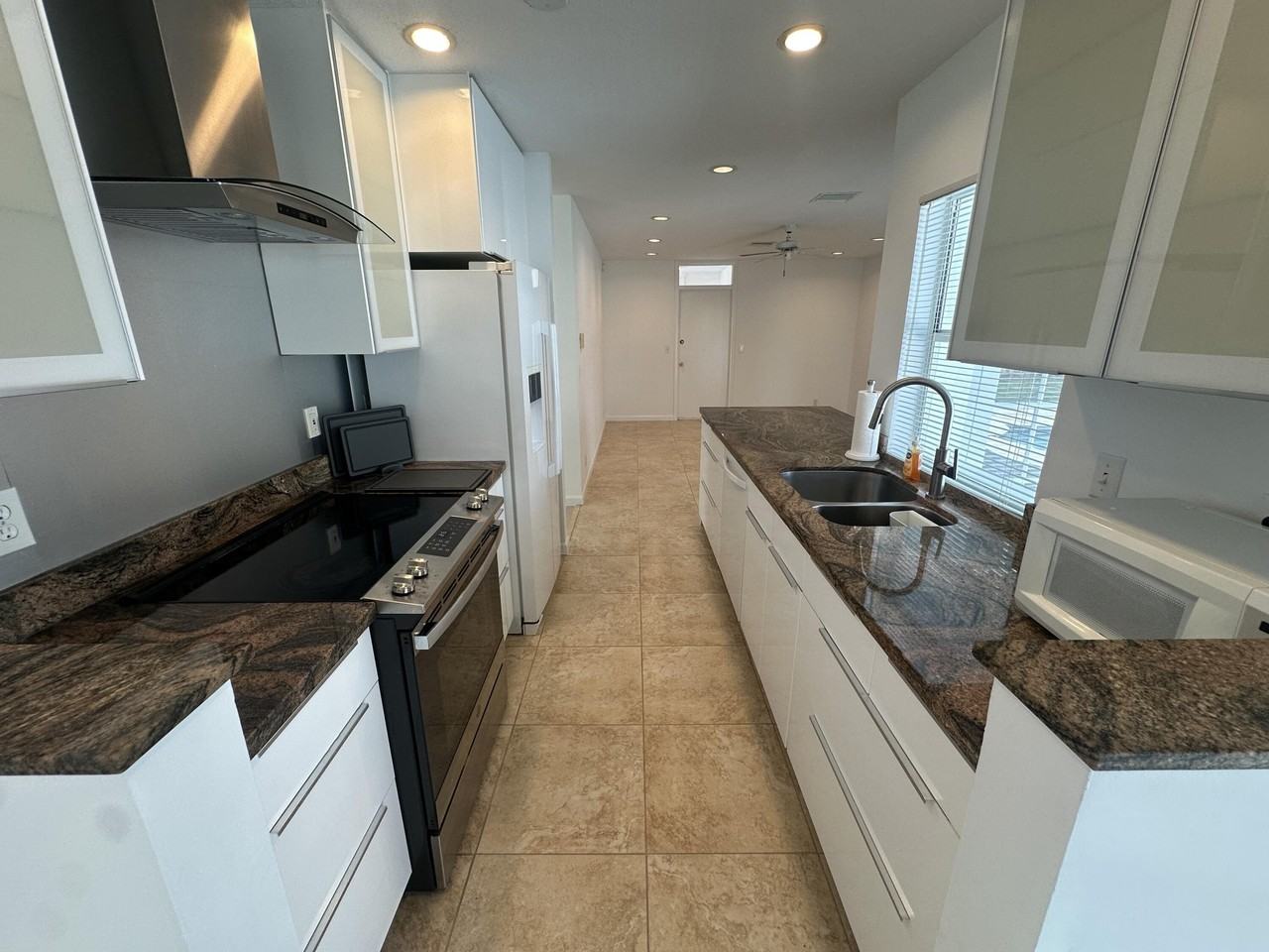11261 Nw 42nd St - Photo 4 of 38