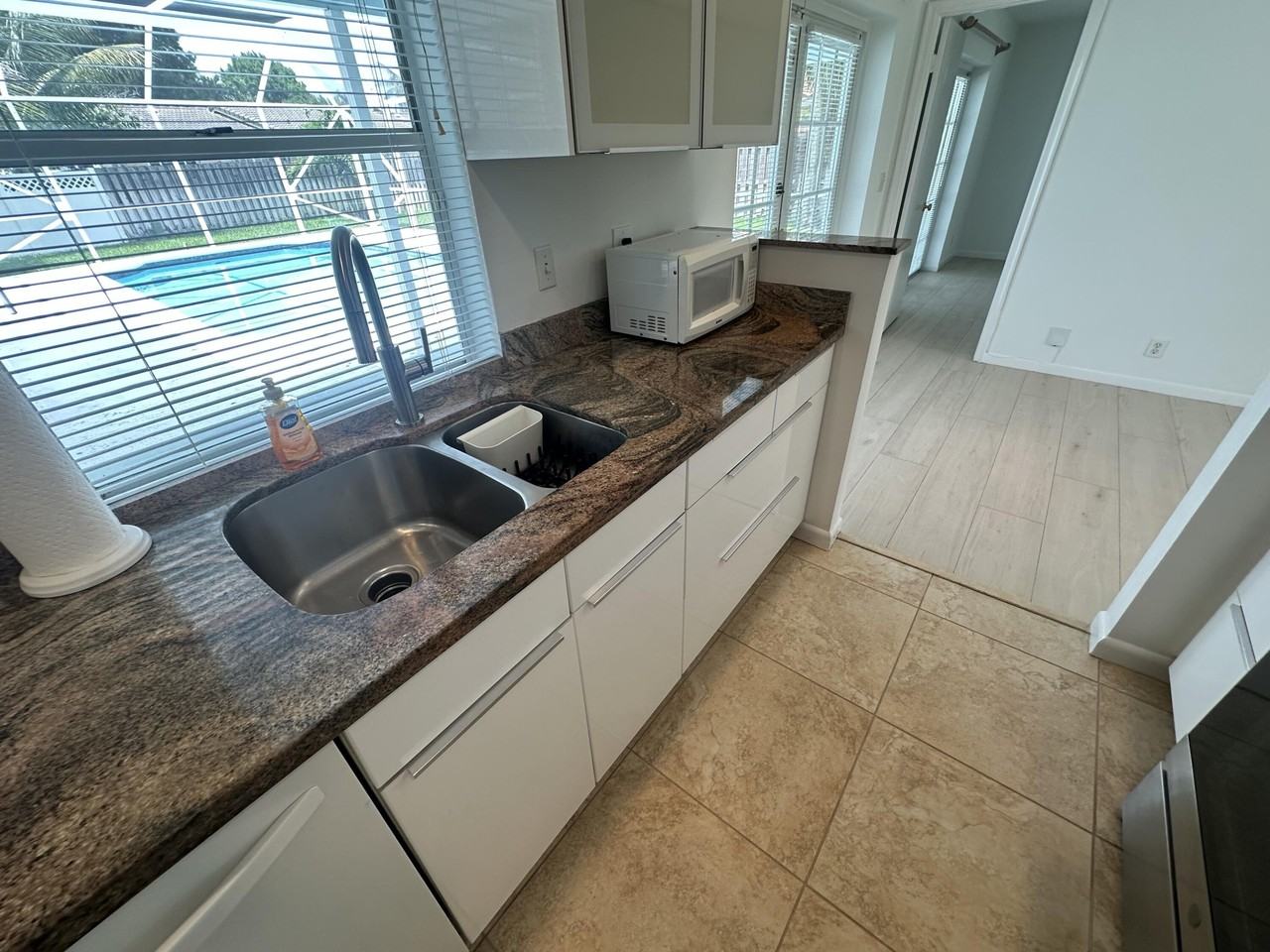 11261 Nw 42nd St - Photo 5 of 38