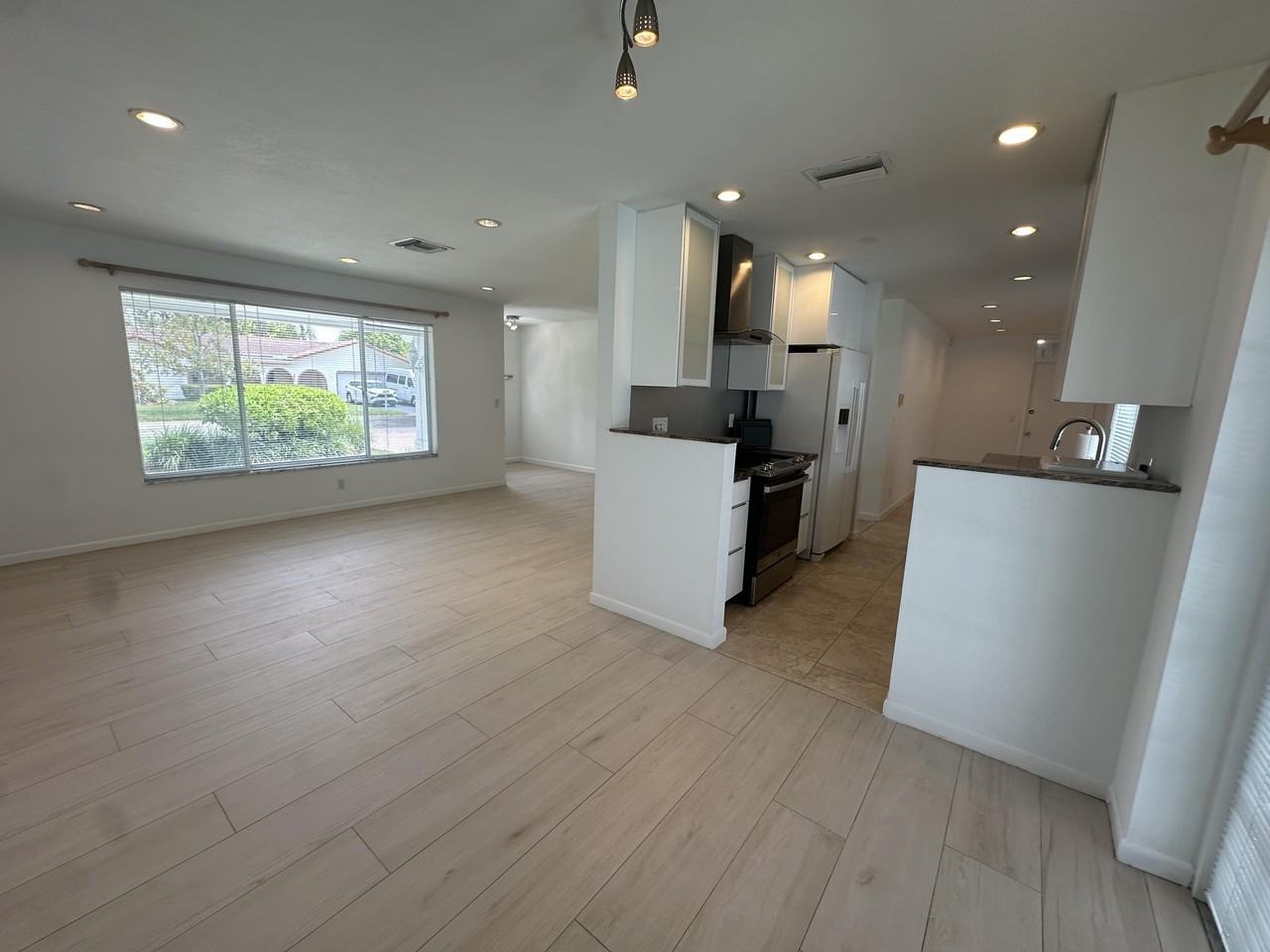 11261 Nw 42nd St - Photo 7 of 38