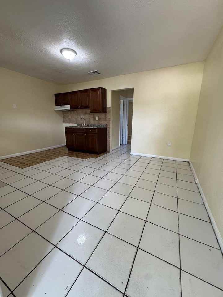 200 Nw 14th St #5 - Photo 4 of 4