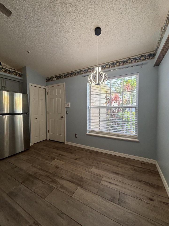 2274 Se Longhorn Ave - Photo 3 of 12
