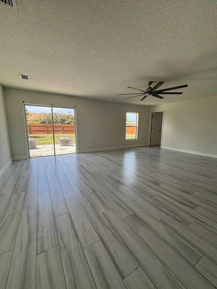 2231 Se Mariposa Ave - Photo 2 of 10