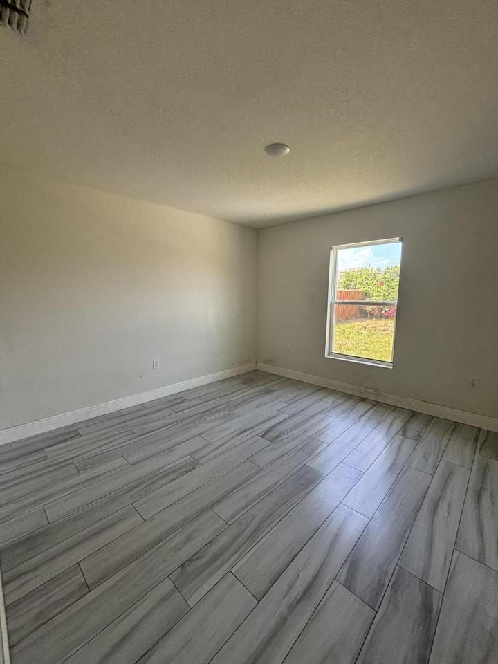 2231 Se Mariposa Ave - Photo 3 of 10