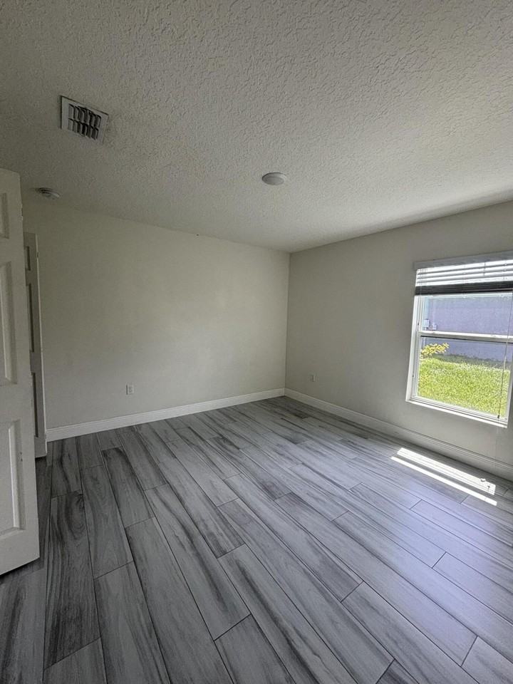 2231 Se Mariposa Ave - Photo 4 of 10