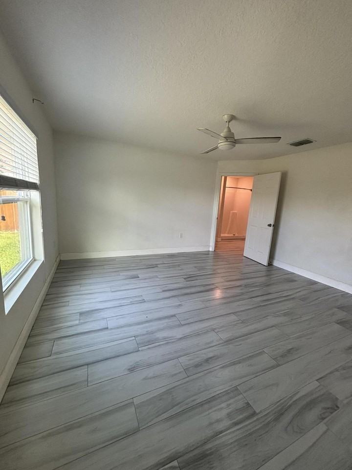 2231 Se Mariposa Ave - Photo 7 of 10