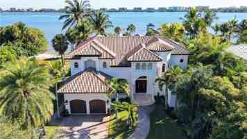 featured image of 1320 S Lakeside Dr