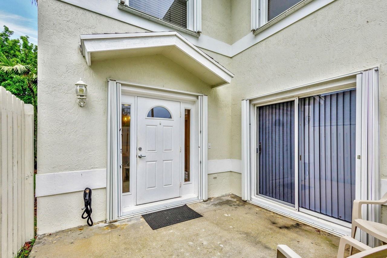 13814 Yarmouth Dr - Photo 2 of 50
