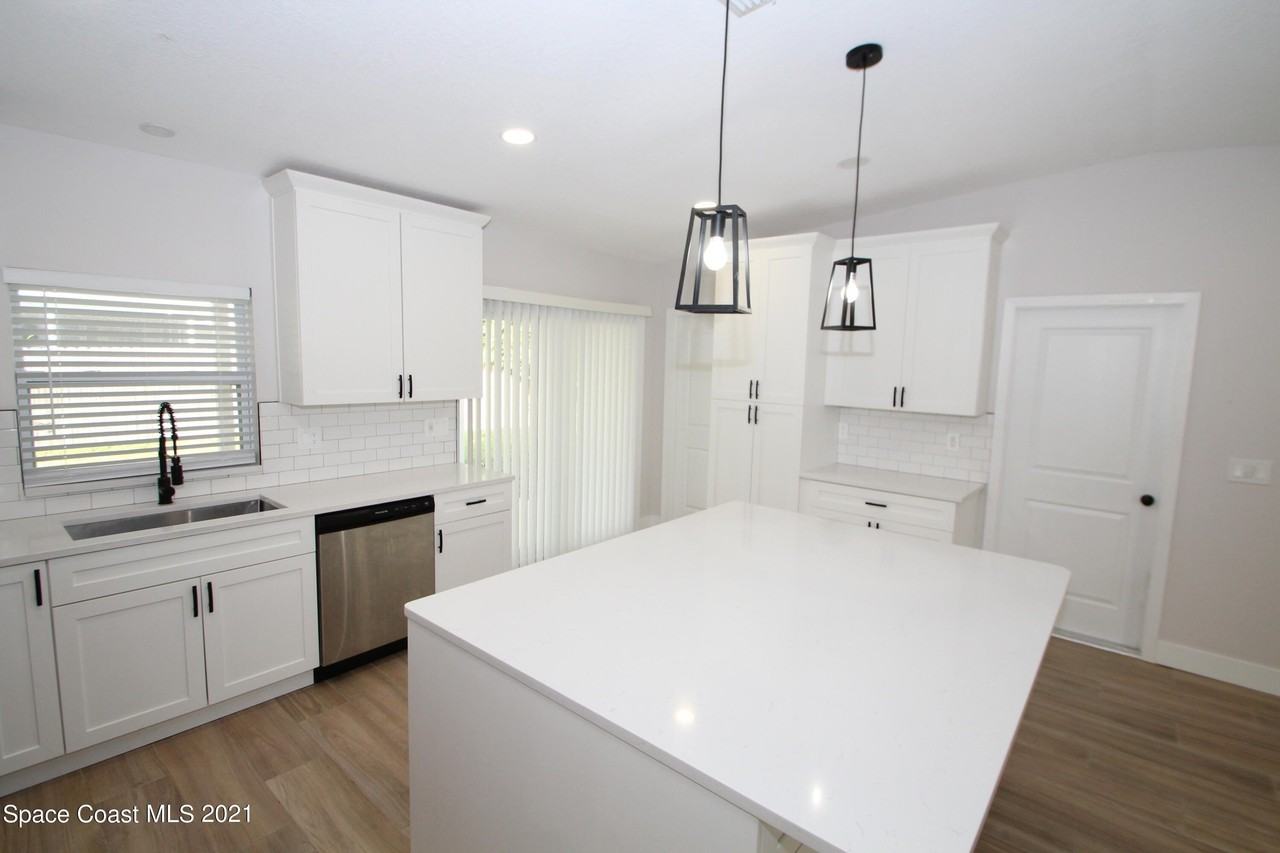 580 Pine Tree Dr - Photo 4 of 23
