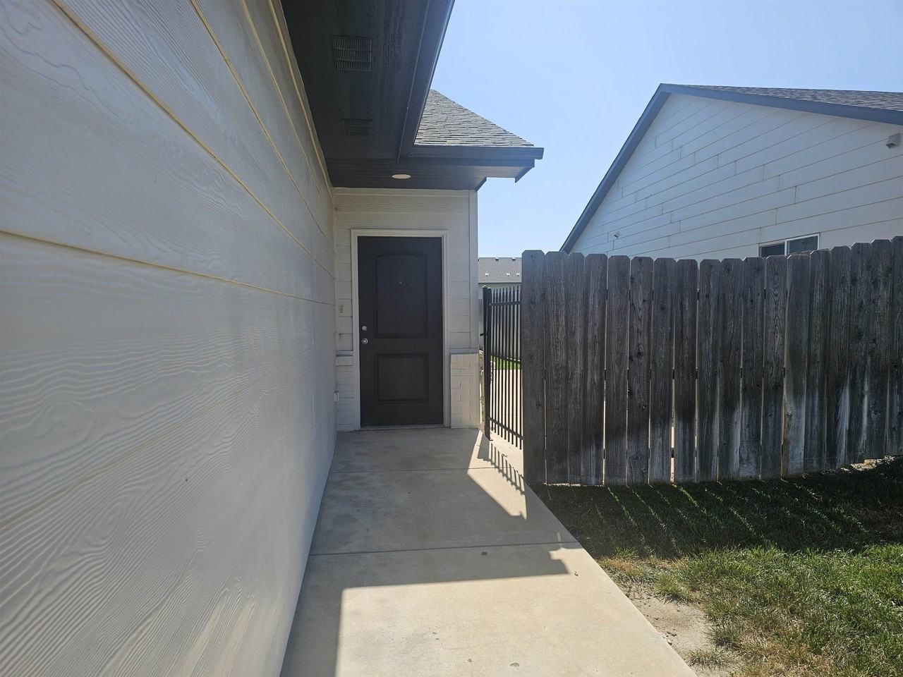 565 Martens Ct - Photo 2 of 19
