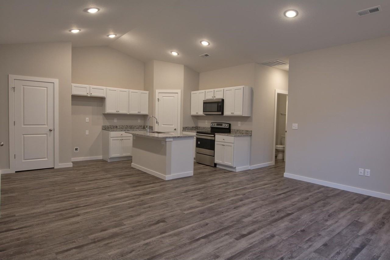 565 Martens Ct - Photo 4 of 19