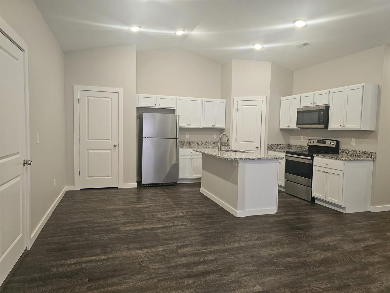 565 Martens Ct - Photo 5 of 19