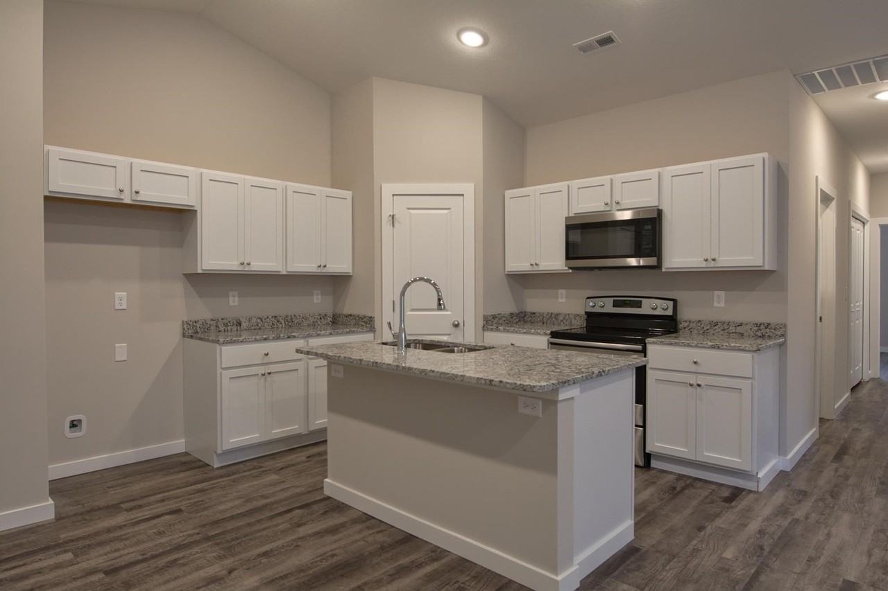 565 Martens Ct - Photo 6 of 19