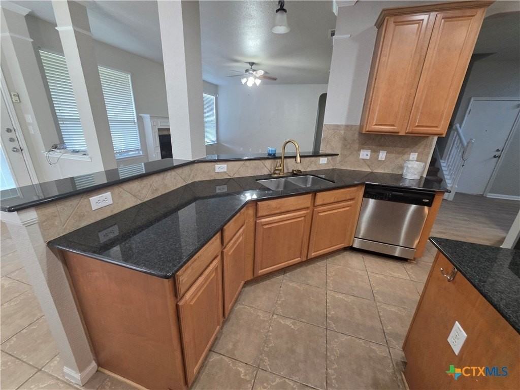 423 Wrought Iron Dr - Photo 4 of 25