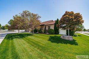 featured image of 140 Casa Dr
