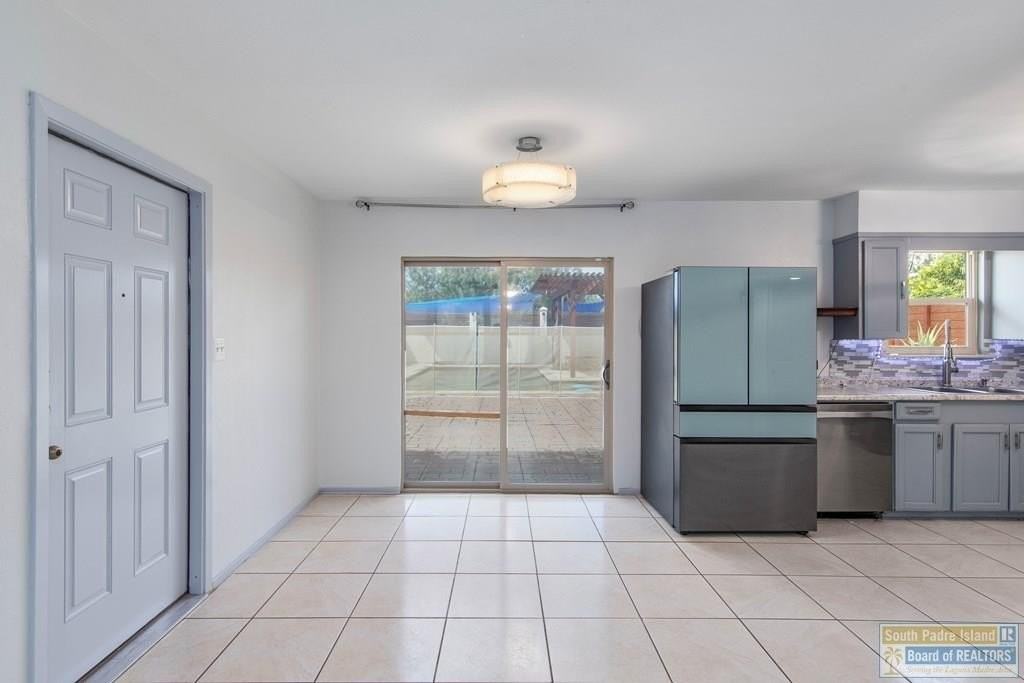 221 E Adams St - Photo 2 of 26