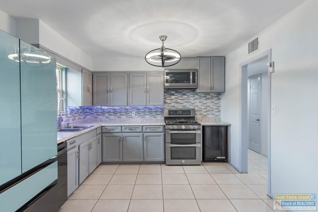 221 E Adams St - Photo 4 of 26